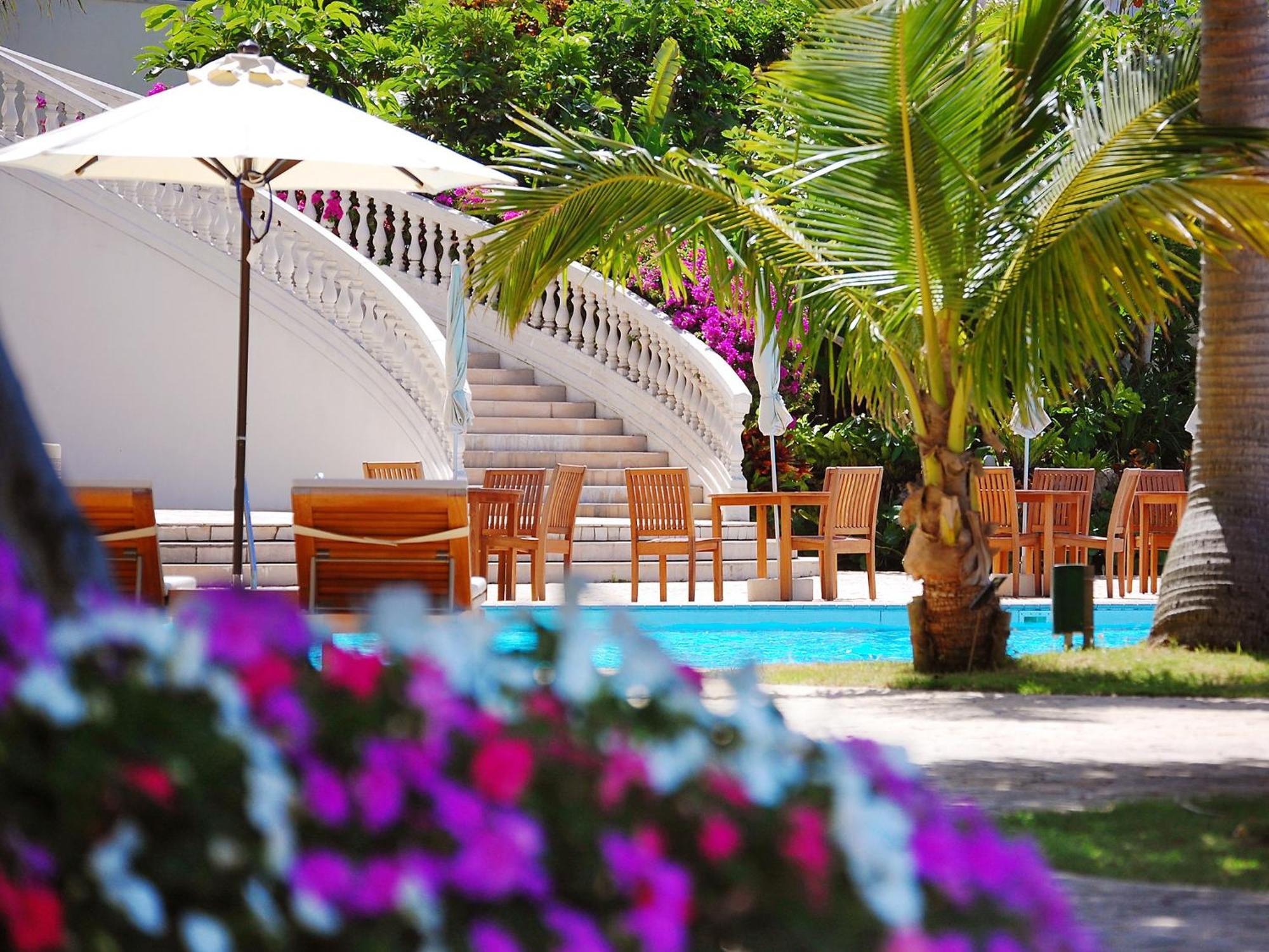 Hotel Nikko Alivila Yomitan Exterior foto The swimming pool at the hotel