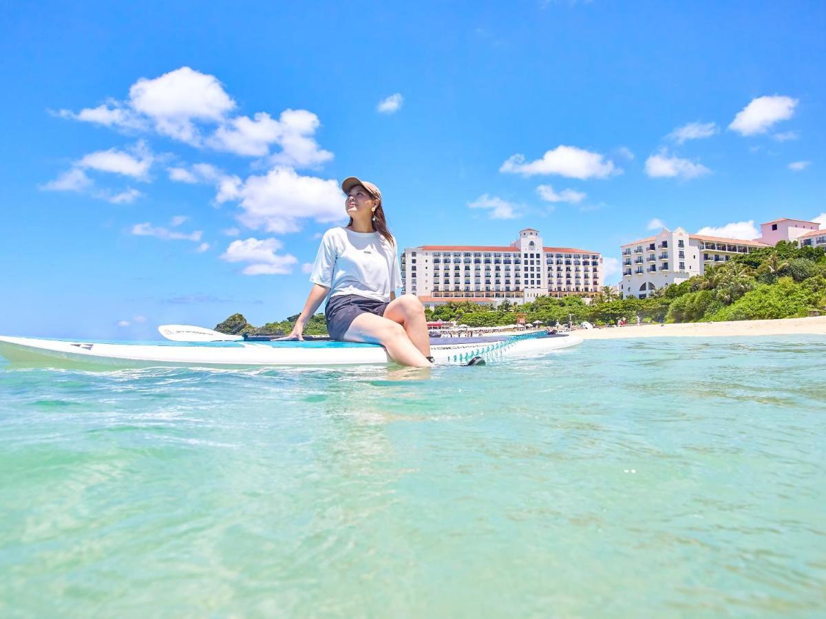 Hotel Nikko Alivila Yomitan Exterior foto A woman on a stand-up paddle board in Okinawa, Japan