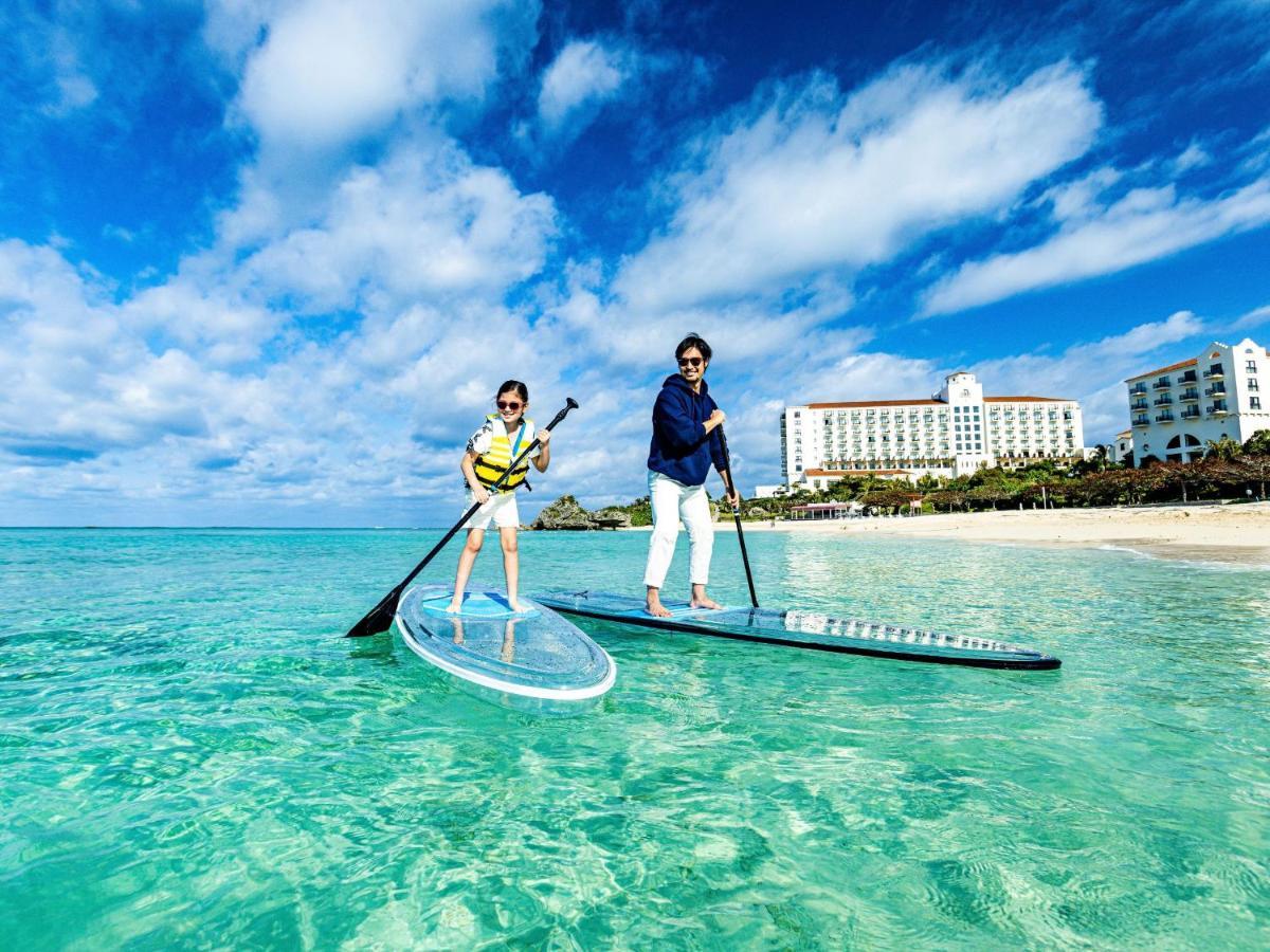 Hotel Nikko Alivila Yomitan Exterior foto Stand-up paddleboarding in Okinawa, Japan
