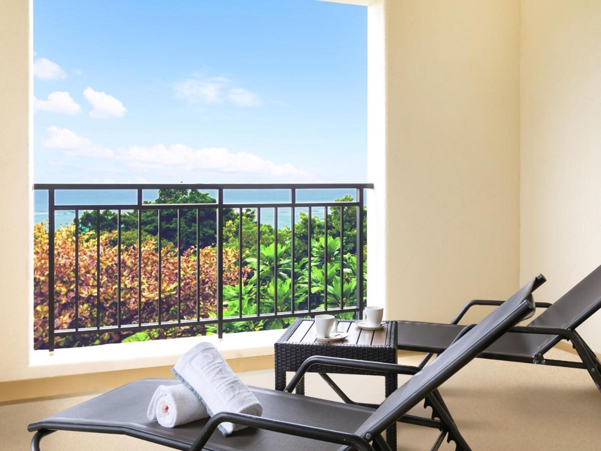 Hotel Nikko Alivila Yomitan Exterior foto A balcony at the Westin Resort & Spa, Playa Mujeres