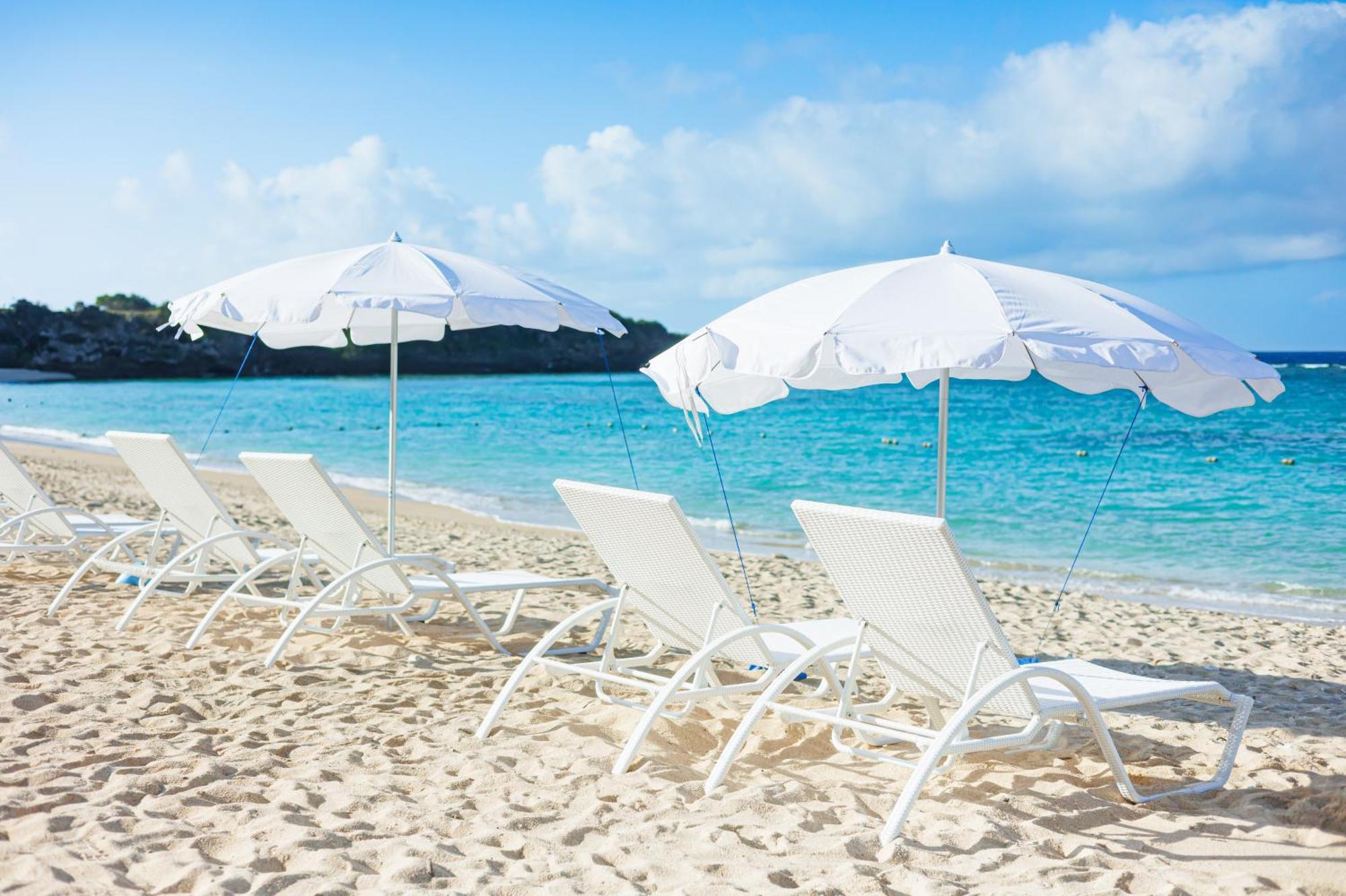 Hotel Nikko Alivila Yomitan Exterior foto Beach chairs and umbrellas